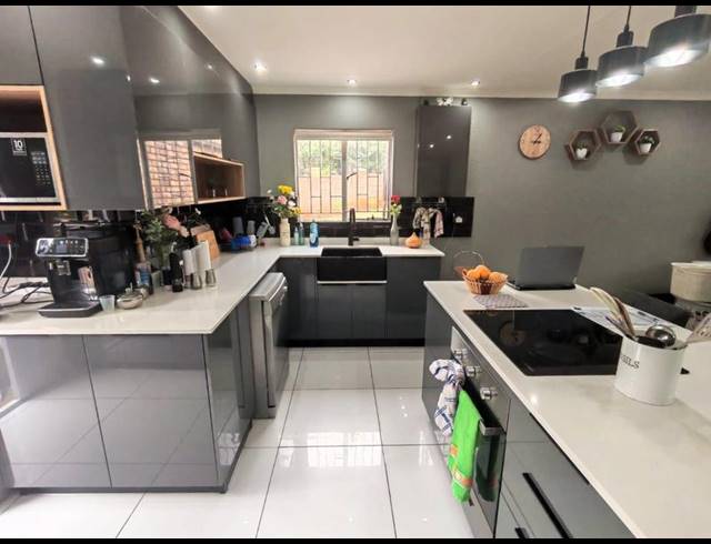 3 BEDROOM HOUSE FOR SALE IN HEUWELOORD